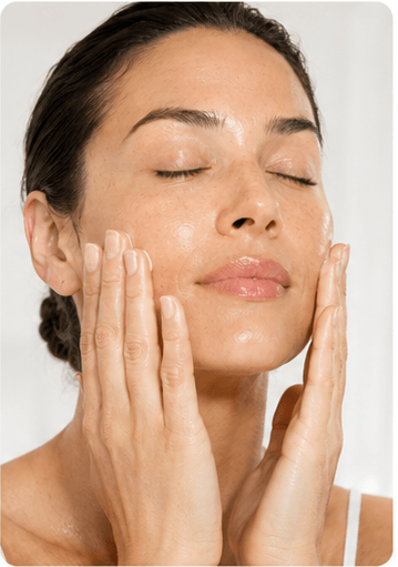 Applying Crème Dermopurifiante with visible cream on the skin
